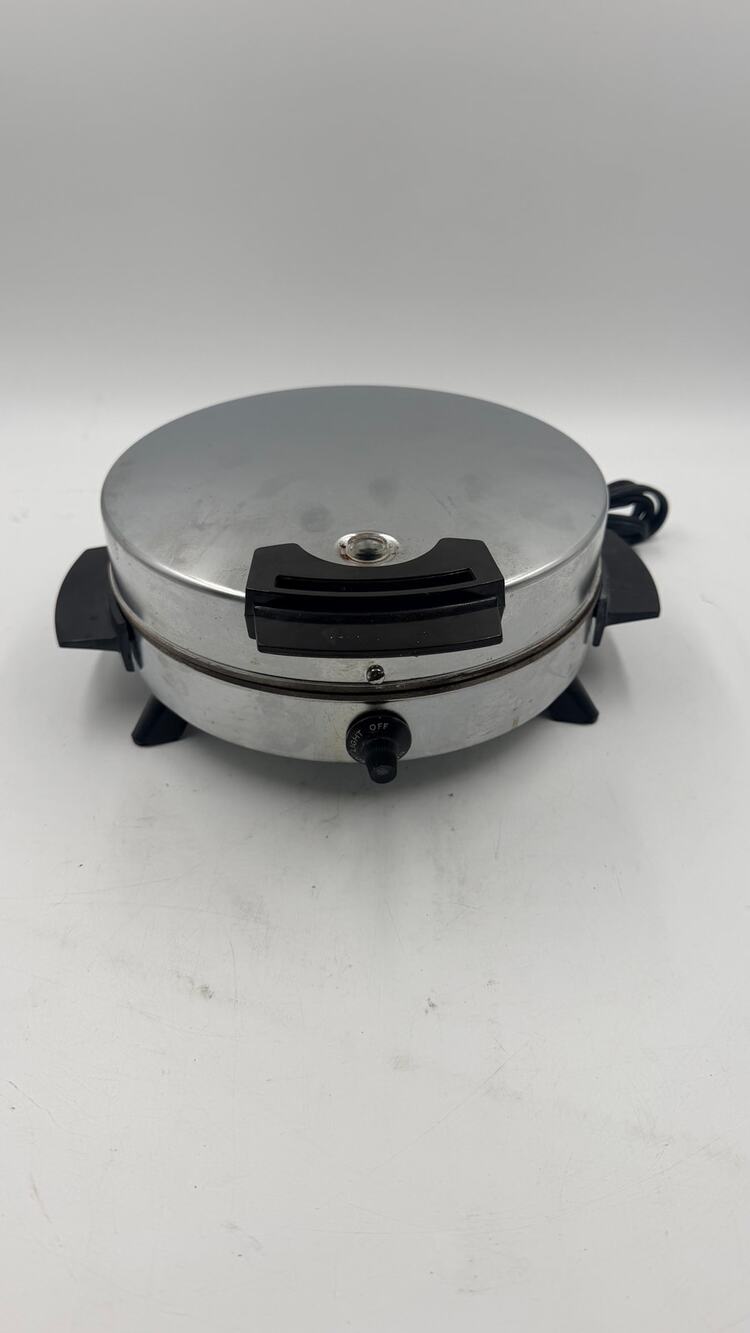 Vintage Toastmaster Waffle Maker W252A Baker Iron Non-Stick Chrome MCM Modern
